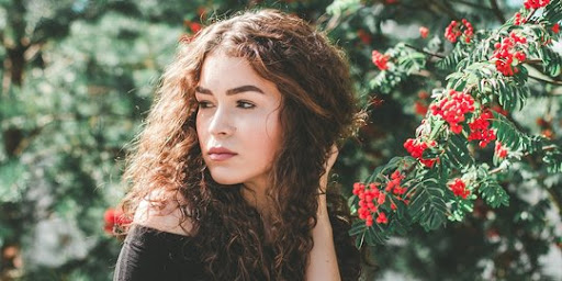 Tips merawat rambut ikal agar bebas kusut